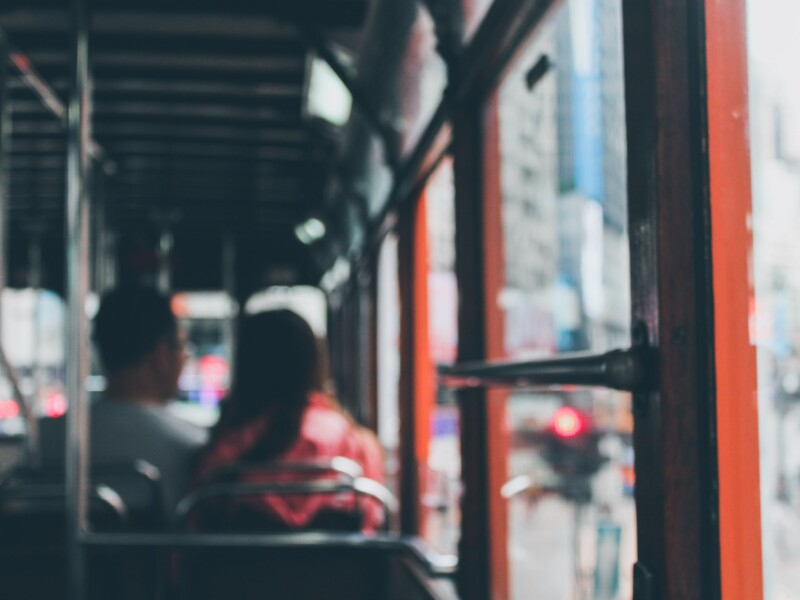 Uma foto tirada no interior de um ônibus
