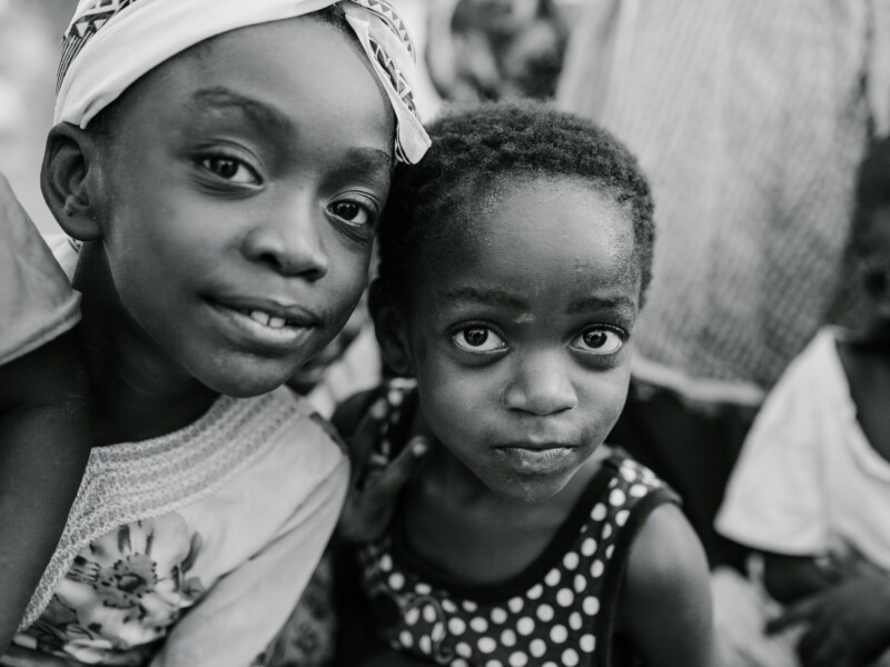 Duas crianças negras