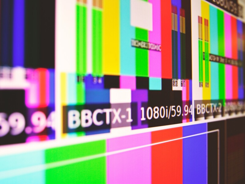 A imagem mostra diversas barras verticais coloridas, com algumas letras e números dispostas sobre elas.