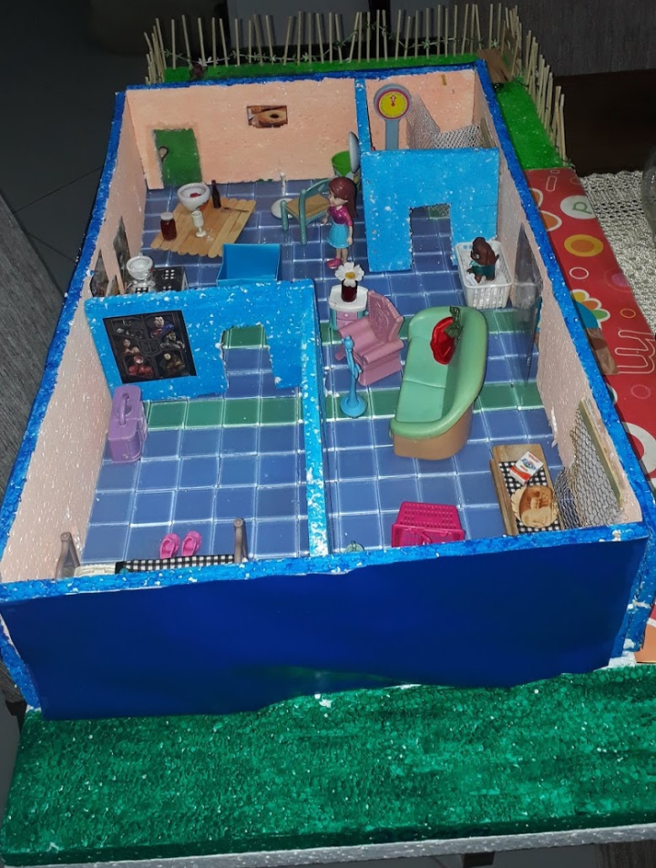 Imagem da maquete do interior de uma casa, com banheiro, sala, cozinha e quarto