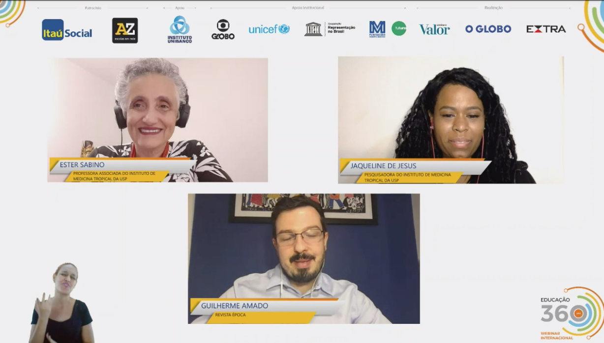 Print de uma tela mostrando uma vídeo conferência, com três pessoas, cada uma em seu respectivo computador