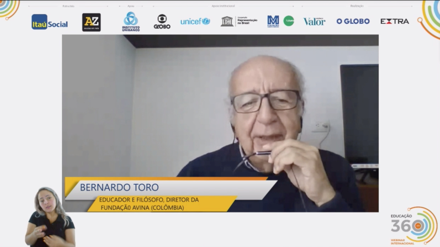 Print de uma videoaula. Aparece um senhor calvo com cabelos brancos nas laterais da cabeça, óculos de grau e