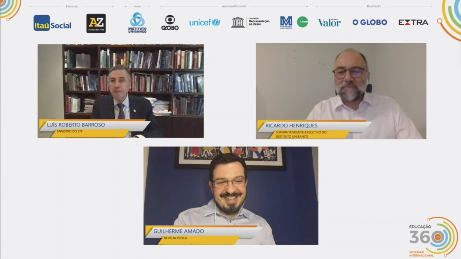 Print de uma tela mostrando uma vídeo conferência, com três pessoas, cada uma em seu respectivo computador