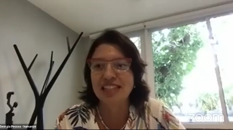 Print de uma tela mostrando uma mulher de cabelo curto e óculos de grau