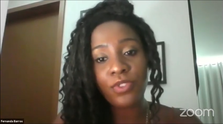 Print de uma tela mostrando uma linda mulher negra de cabelo cacheado e comprido