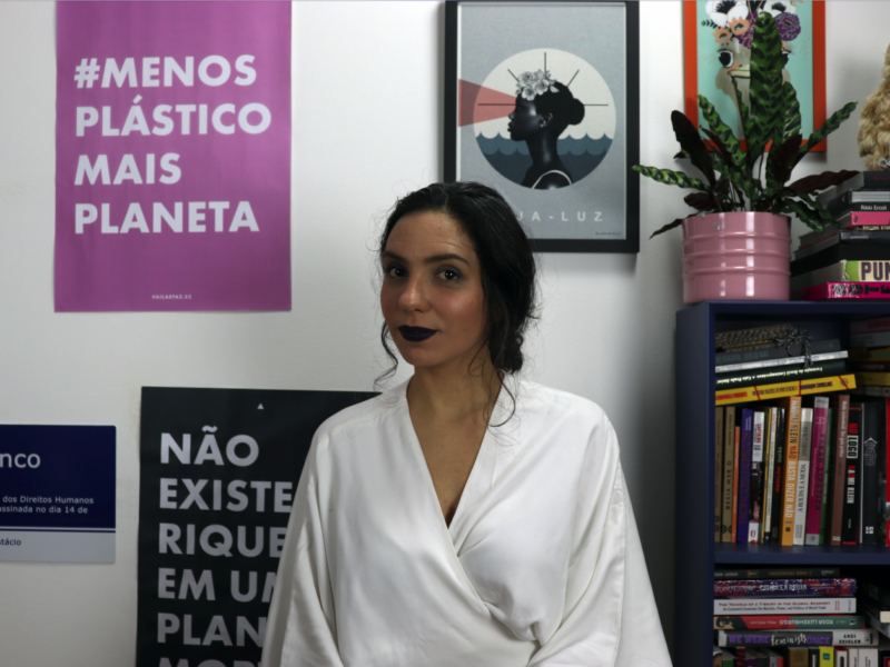 Mulher branca de roupa branca e batom escuro