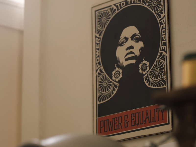 Uma carta com a imagem de uma mulher negra e as palavras "power e equality"