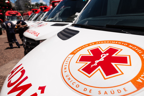 Foto batida de várias ambulâncias enfileiradas na rua