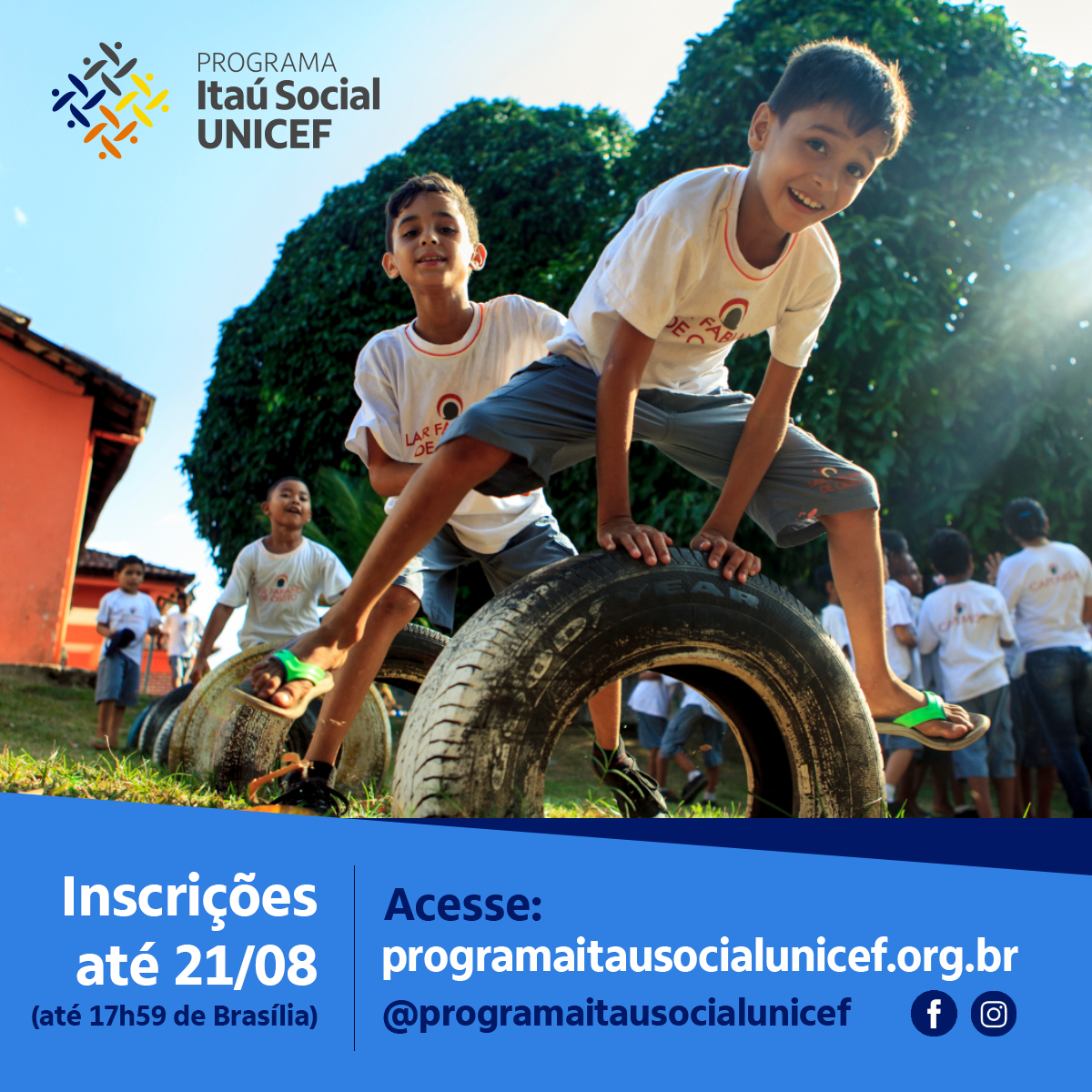 Cartaz do Itaú Social Unicef com a imagem de crianças de uniforme escolar brincando com pneus em um jardim