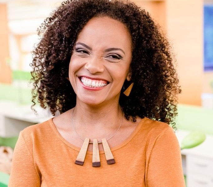 Foto da bela jornalista negra e sorridente Flavia Oliveira