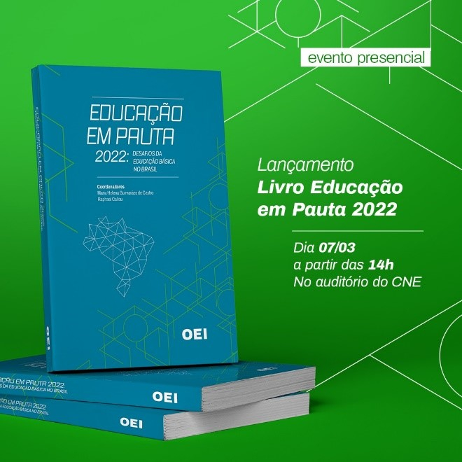 Um livro de capa azul-marinho está colocado na vertical sobre outros dois livros iguais a ele. O fundo da imagem é verde.