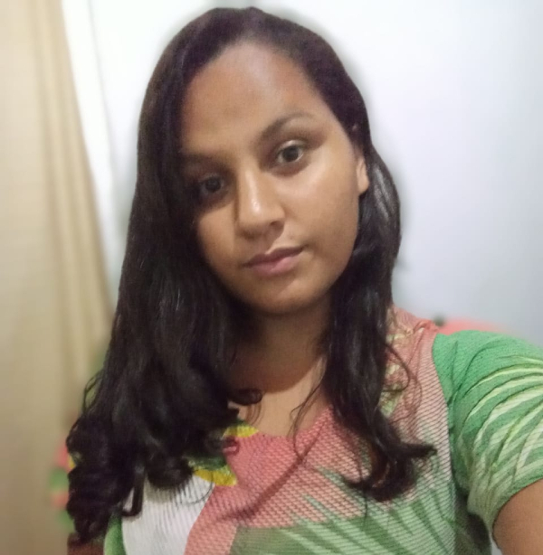 Foto de Ione, uma bela jovem de cabelos lisos e escuros, com traços indígenas