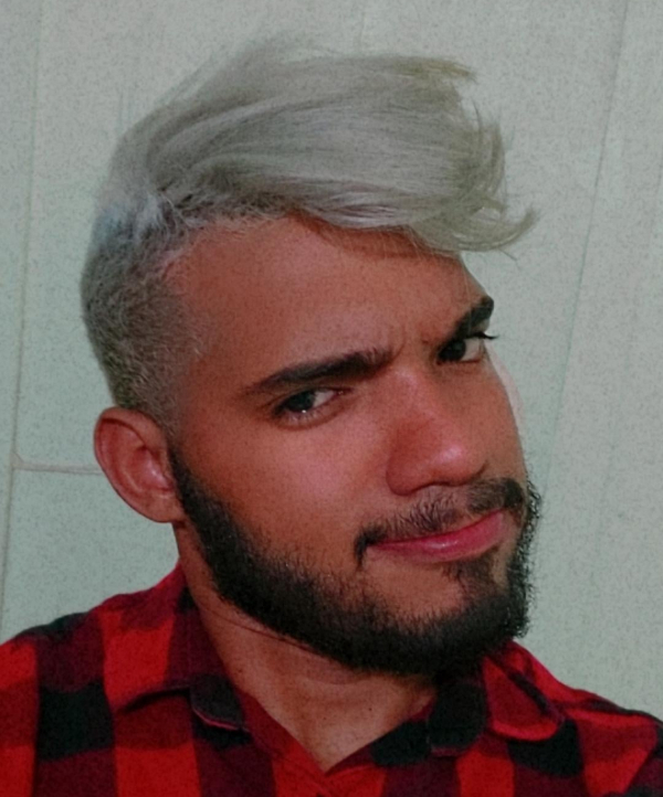 Foto de Jean Carlos, um jovem rapaz de barba bem desenhada e aparada e cabelos descoloridos