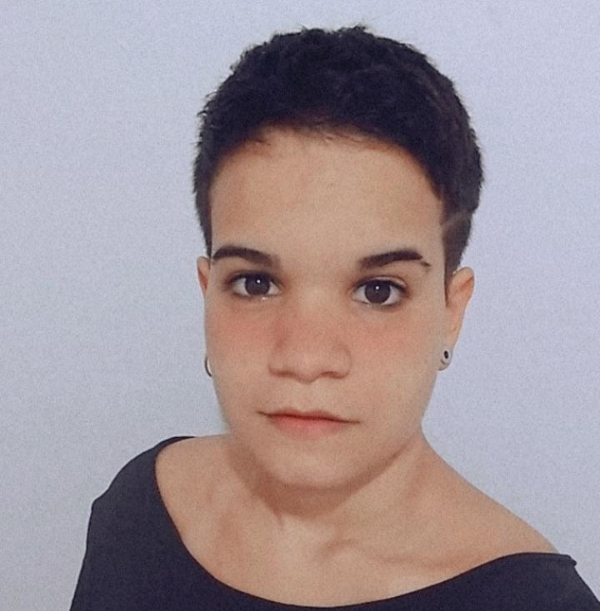 Foto de Lilian, uma jovem branca de cabelo bem curtinho