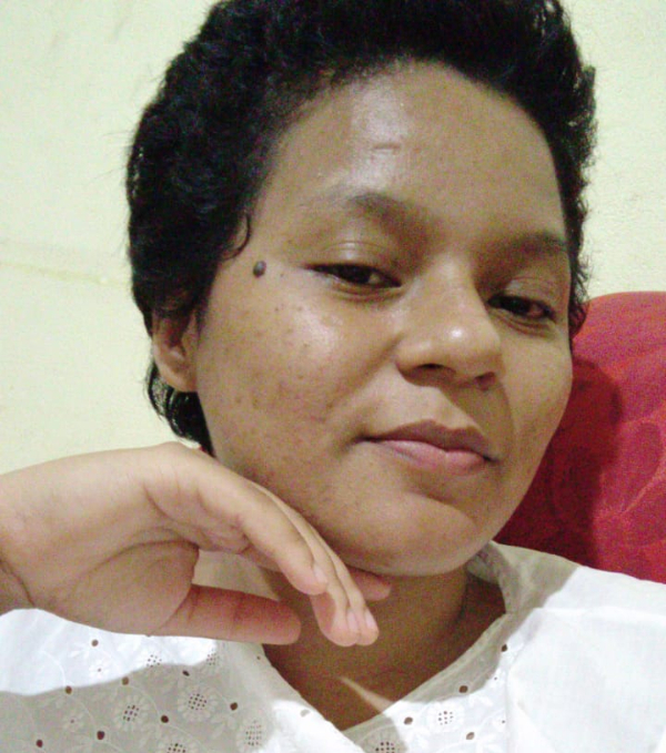 Foto de Micele, uma jovem de cabelo curto e escuro e traços indígenas