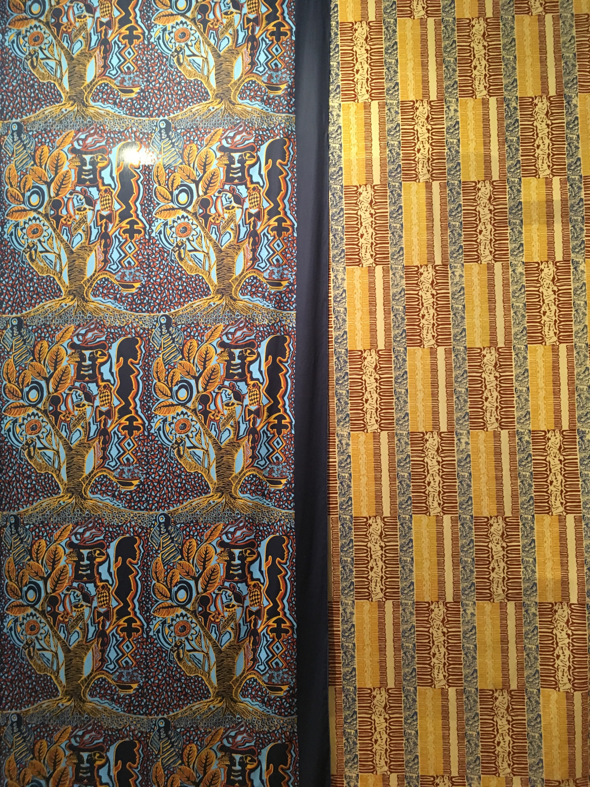 Tecidos em tons de azul-marinho e amarelo ou bege, organizados verticalmente.