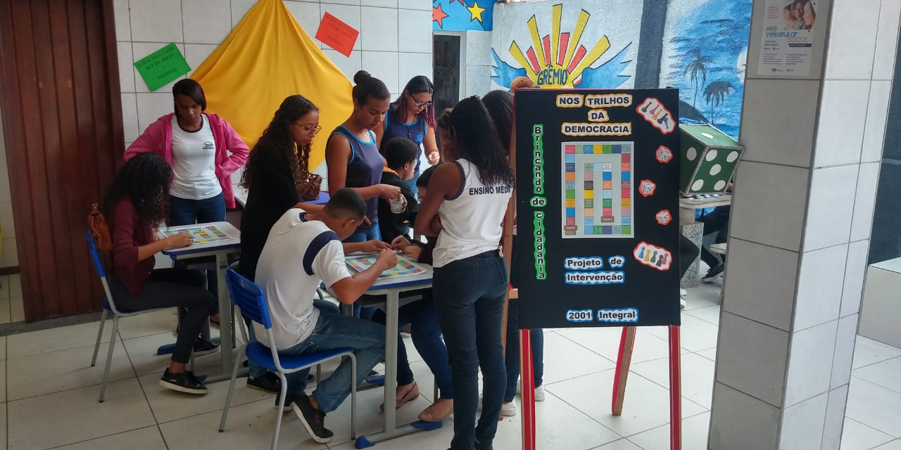 Vários estudantes em uma sala que parece ser de artes