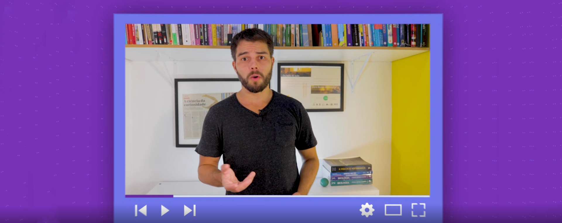 Imagem do print de uma videoaula. Tem um homem jovem de camisa preta falando algo