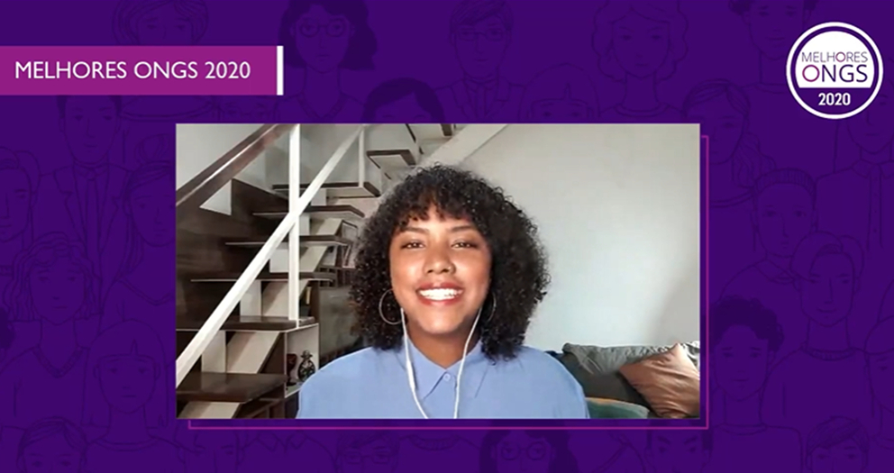 Print de uma tela mostrando uma vídeo conferência, com uma pessoa em seu computador