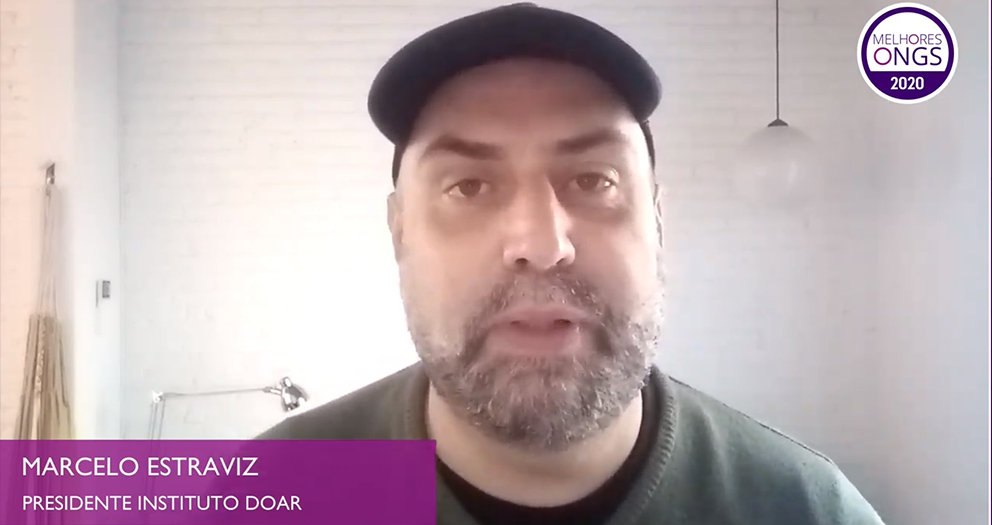 Print de uma tela mostrando um homem branco, de boné preto e barba grisalha