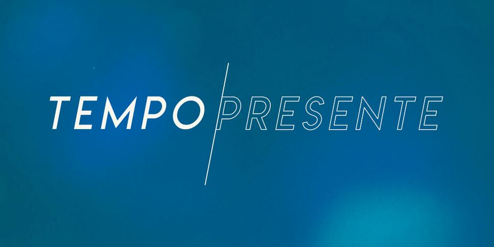 Logomarca da série Tempo Presente. Um fundo azul com as palavras escritas em branco