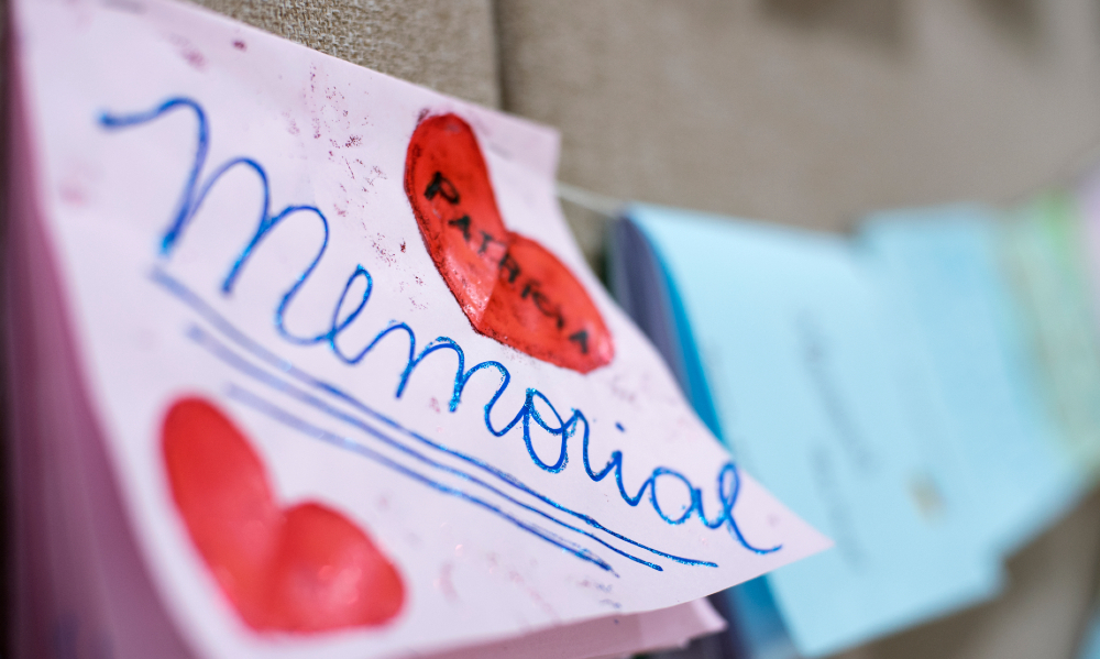 Um papel cor de rosa retangular com dois corações vermelhos desenhados e a palavra "memorial" no centro