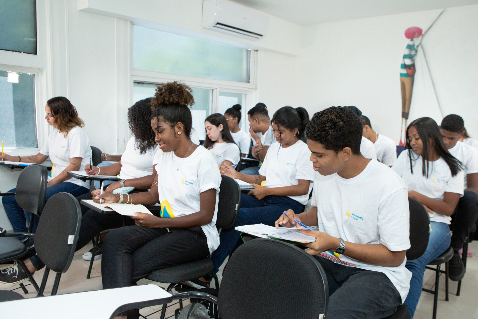Imagem de jovens do programa Aprendiz Legal