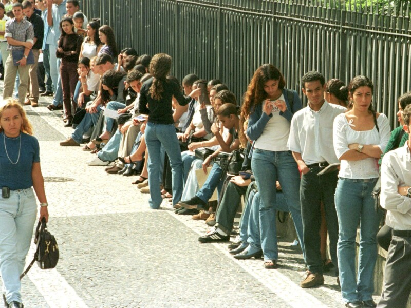 Uma enorme fila de pessoas ao ar livre