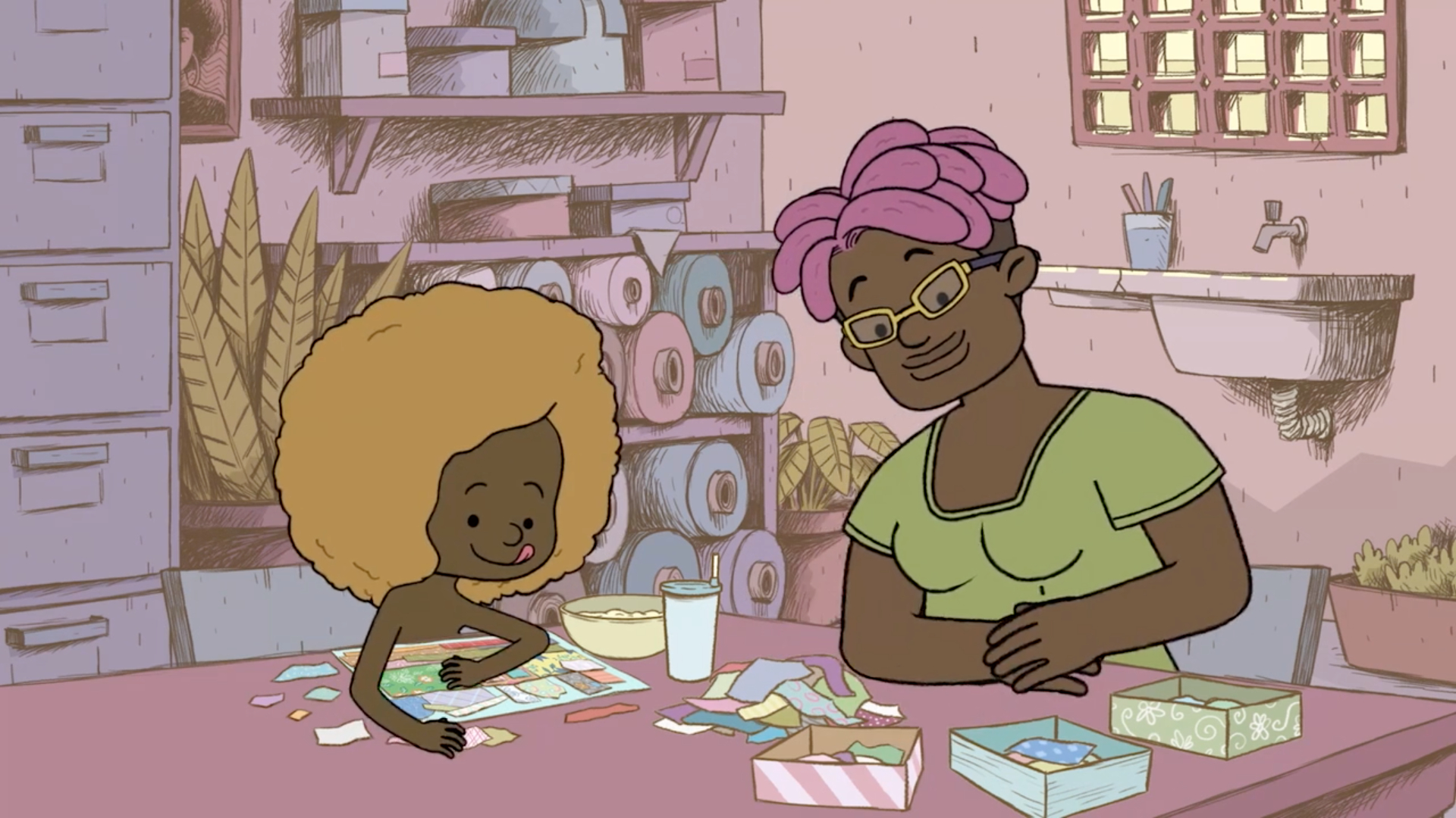 Imagem no formato de animação de uma mulher negra de cabelos cor de rosa sentada à mesa com uma criança negra de cabelo loiro