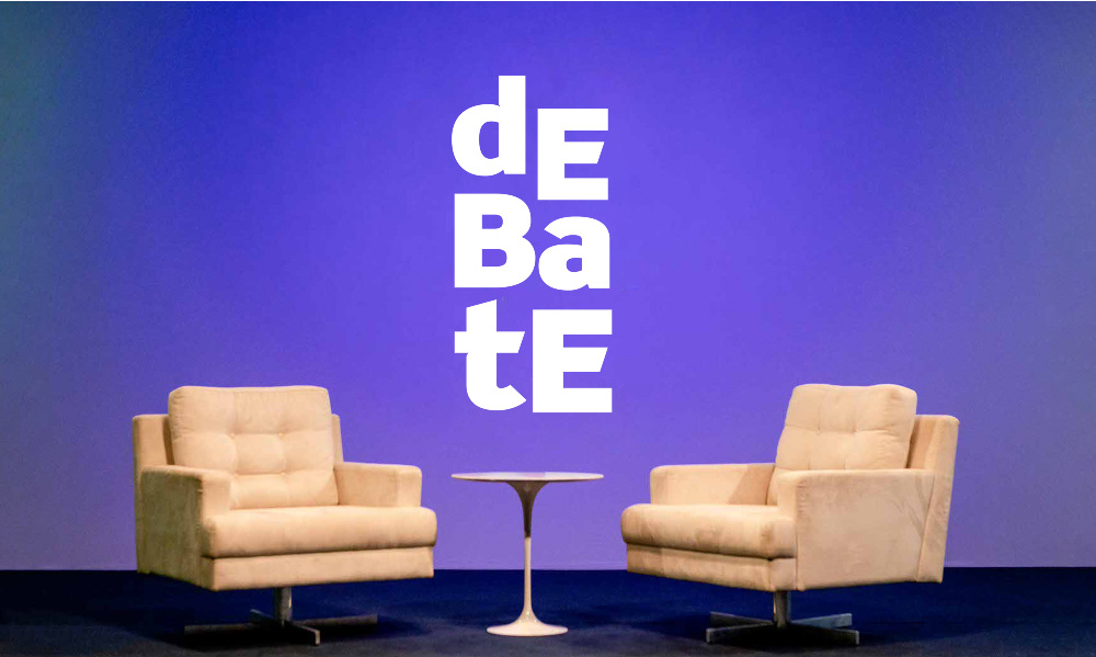 Logomarca do programa Debate entre duas poltronas da cor bege