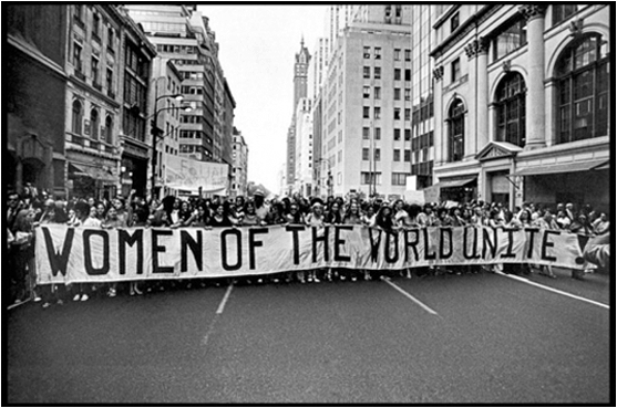 Imagem em preto e branco de um protesto feminino nas ruas 