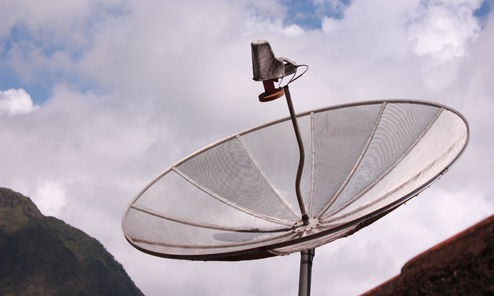 Imagem de uma antena parabólica ao ar livre