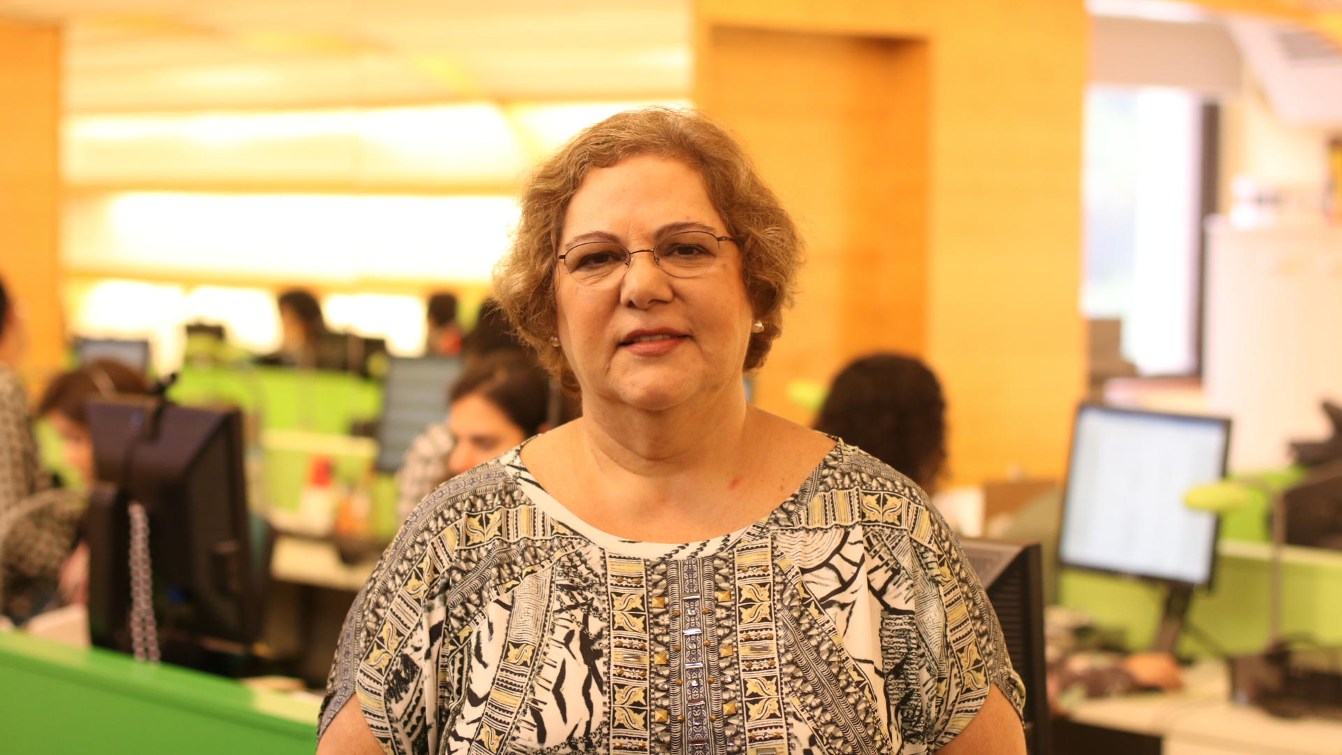 Imagem de Mariza Abreu, uma senhora de cabelos curtos e loiros e óculos de grau