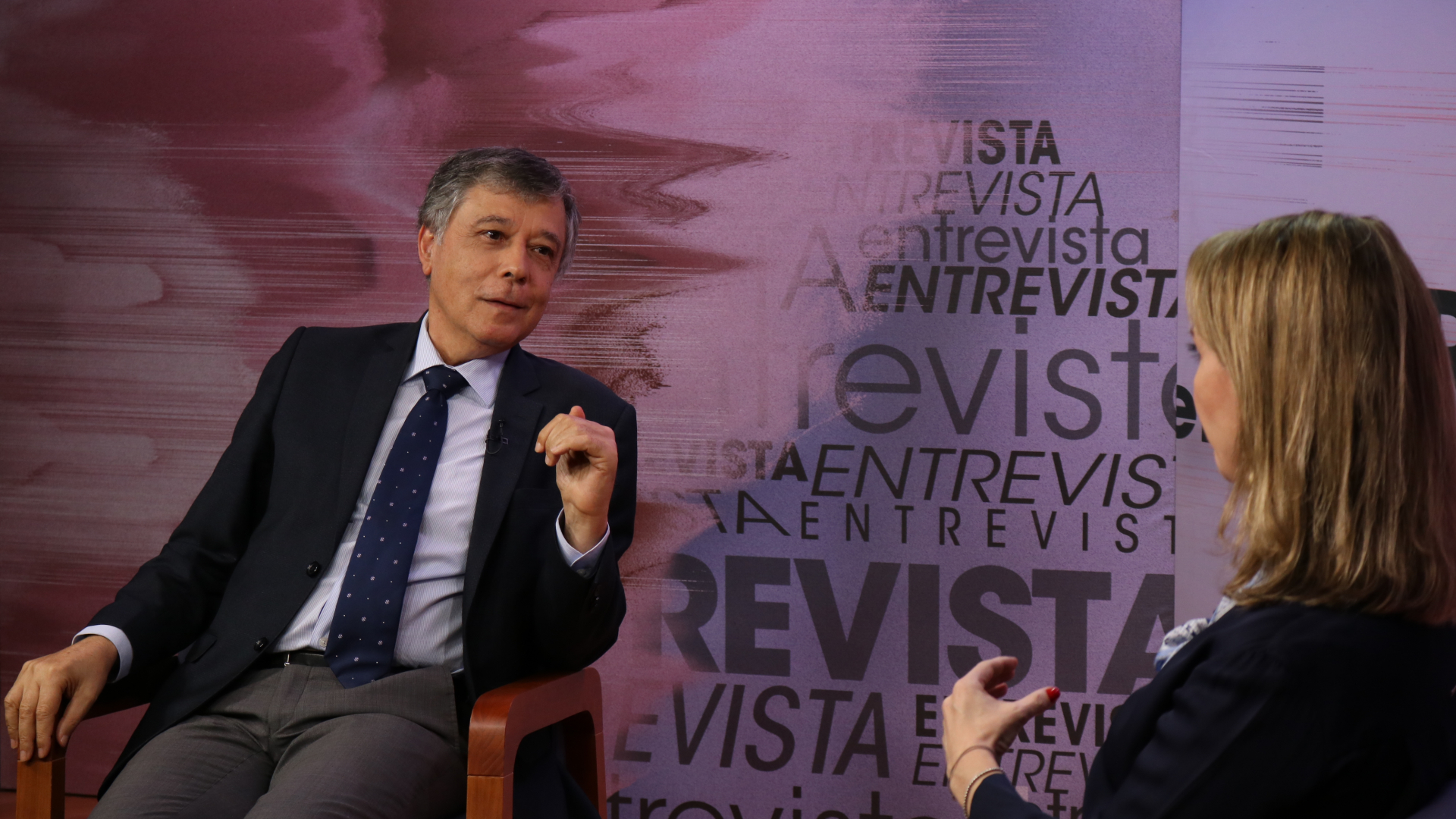 Chico Soares sendo entrevistado no programa Entrevista