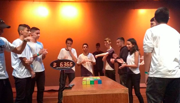 Alunos montando cubo mágico em um campeonato