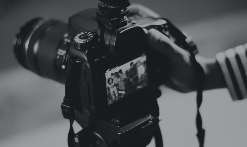 Foto em preto e branco de uma máquina de fotografar e filmar