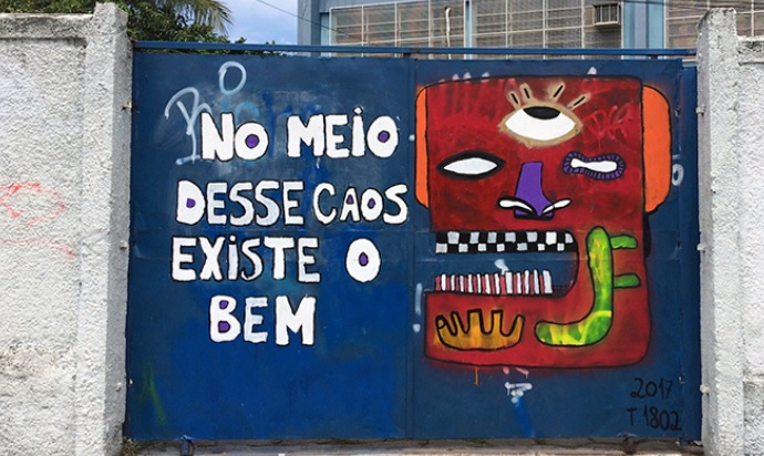 Grafite no portão da escola inspirados no artista Basquiat