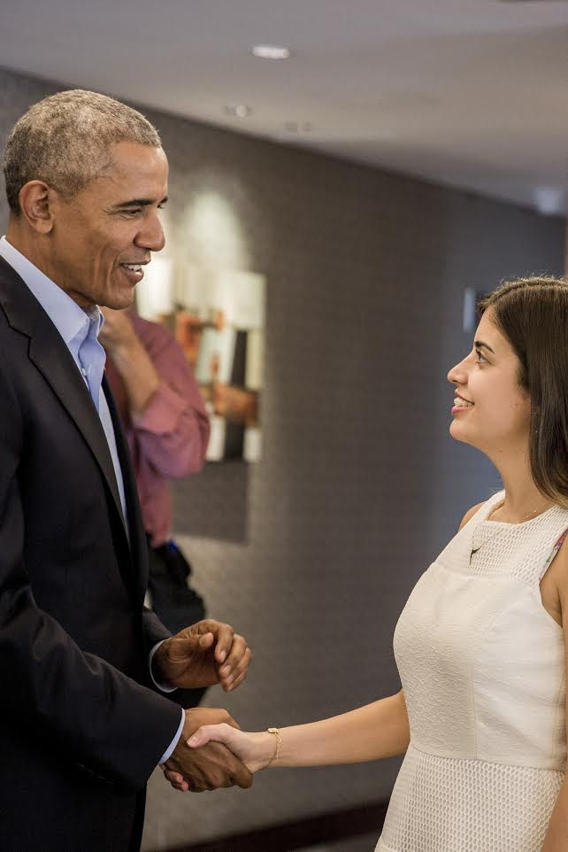 A jovem brasileira Tabata Amaral apertando a mão do presidente norte-americano Barack Obama
