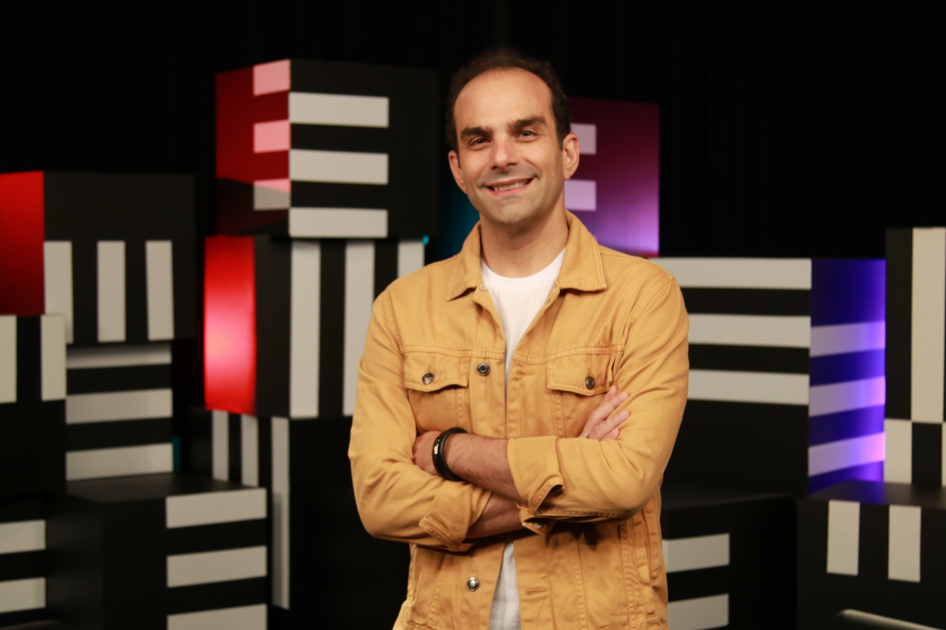 A imagem mostra Alexandre Sayad