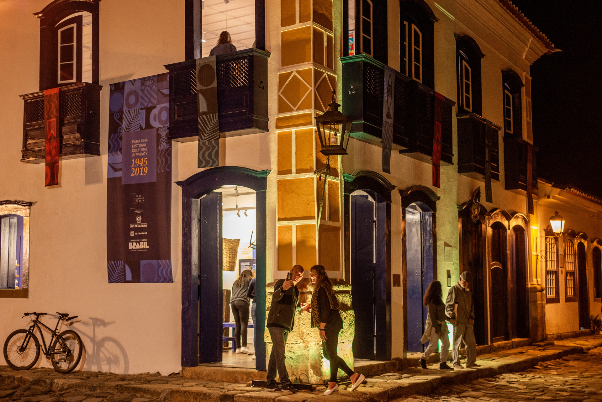 Pessoas fotografando a si mesmas diante da Casa da Cultura de Paraty.