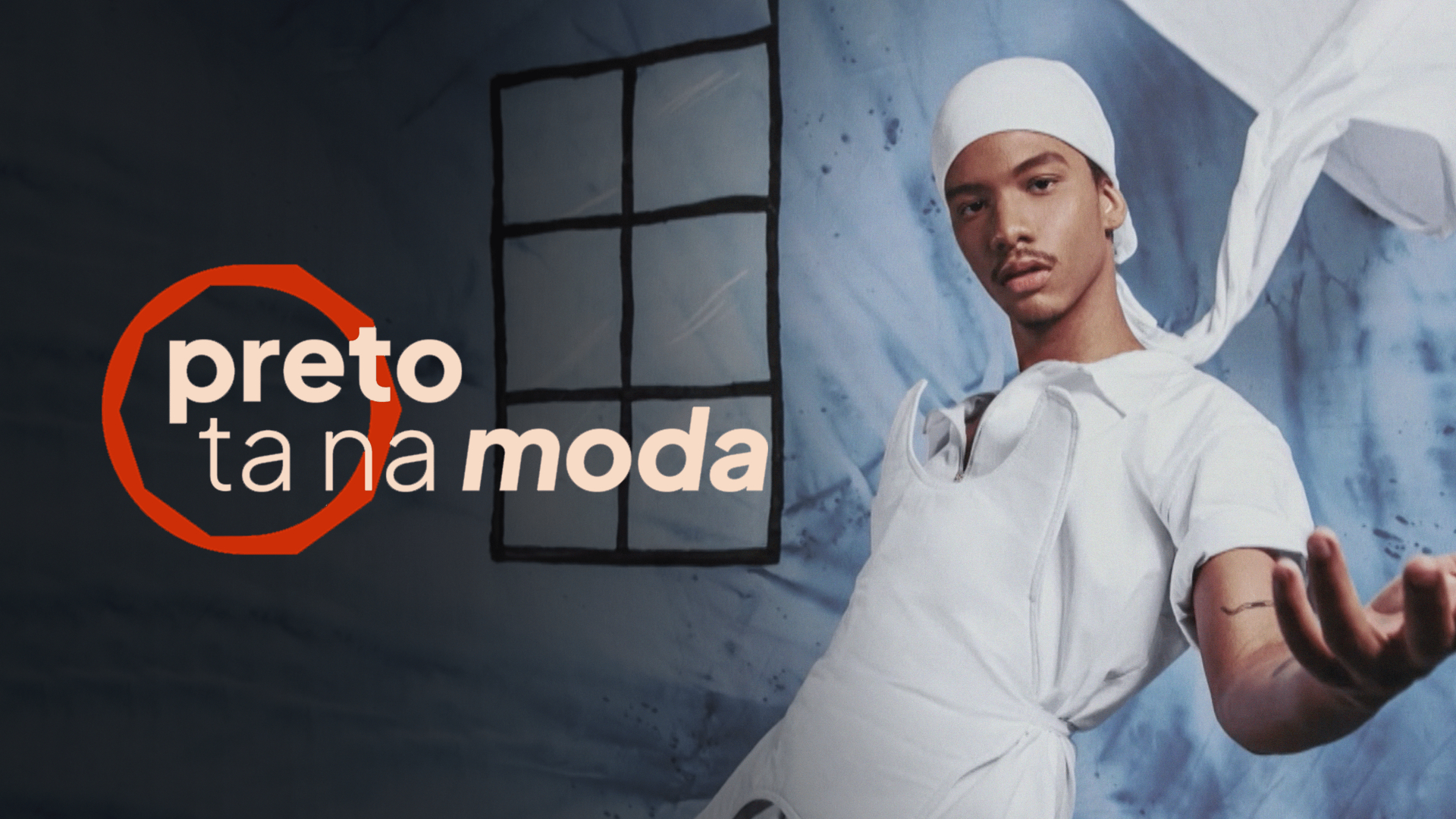 Um homem negro, vestido de roupas brancas.