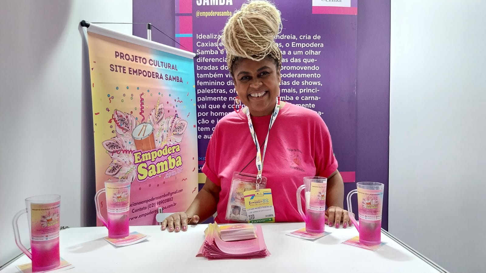 A imagem mostra uma mulher negra de tranças loiras. 