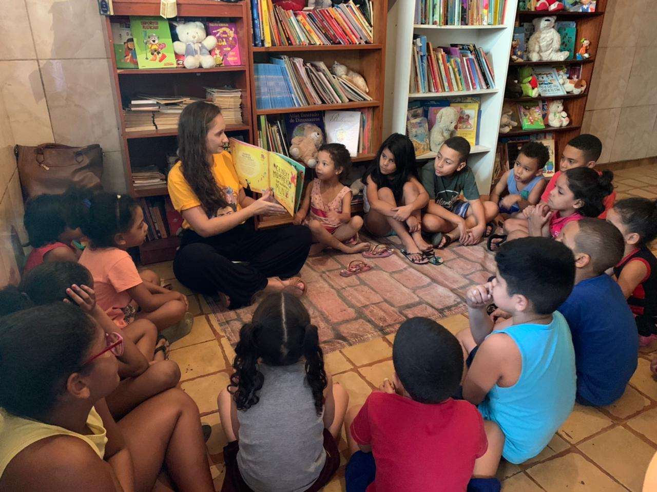 Atividade do projeto “Liberte a história de uma mulher incrível” com crianças do Complexo do Alemão