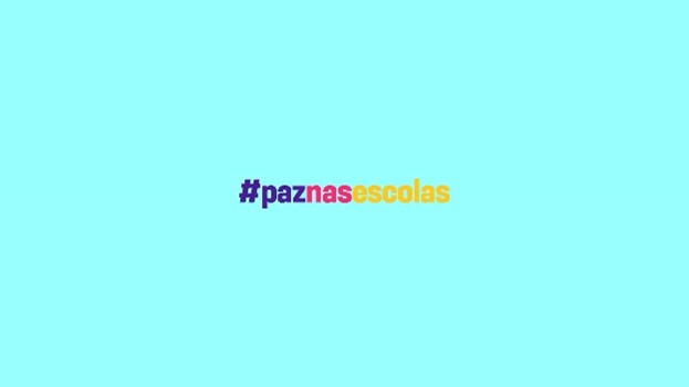 Fundo azul claro, com o texto "#paznasescolas" colorido, ao centro.