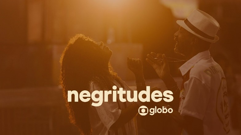 Imagem na contraluz, com um casal que sorri, um para a outra.