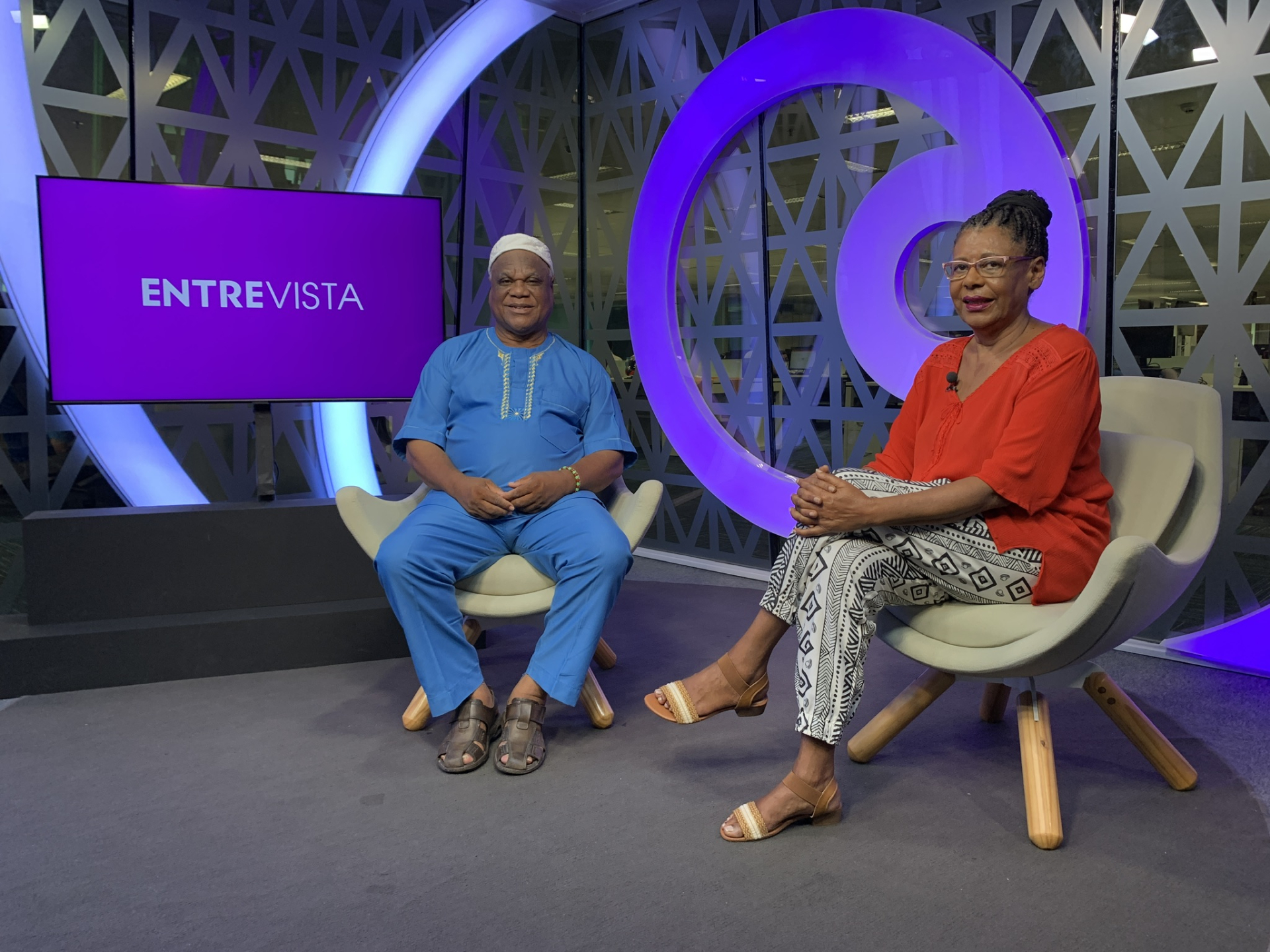 A imagem mostra os bastidores do Entrevista com Cida Bento