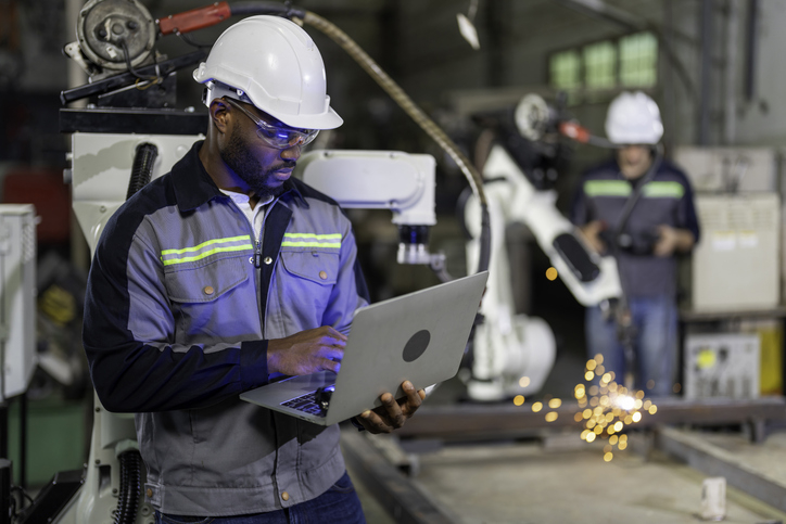 Homens em um ambiente industrial