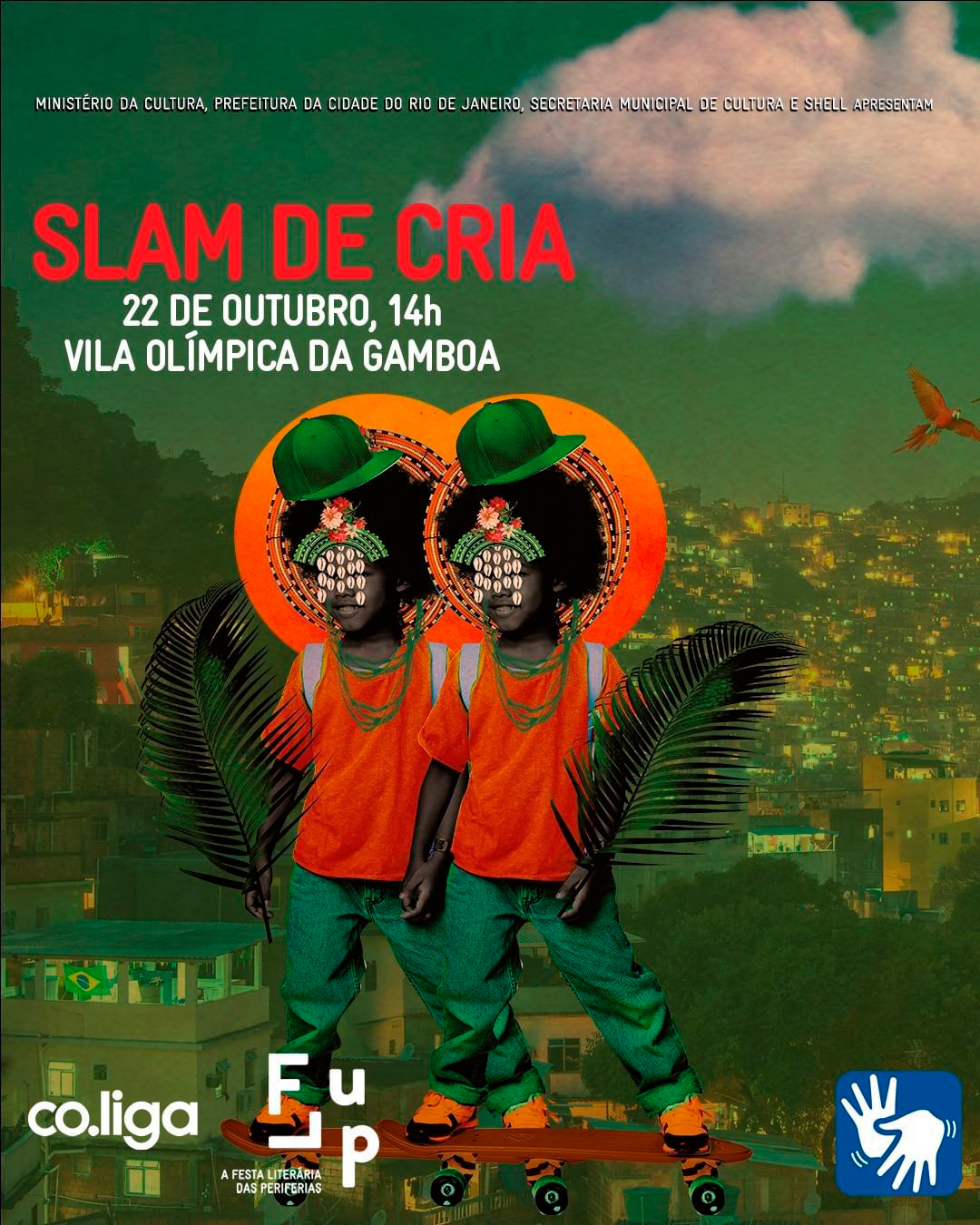Fundo verde, sobre o qual dois meninos estão. Eles usam calças verdes e camisas avermelhadas.