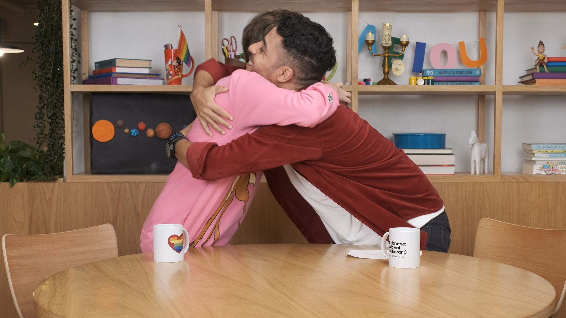 A imagem mostra dois jovens se abraçando