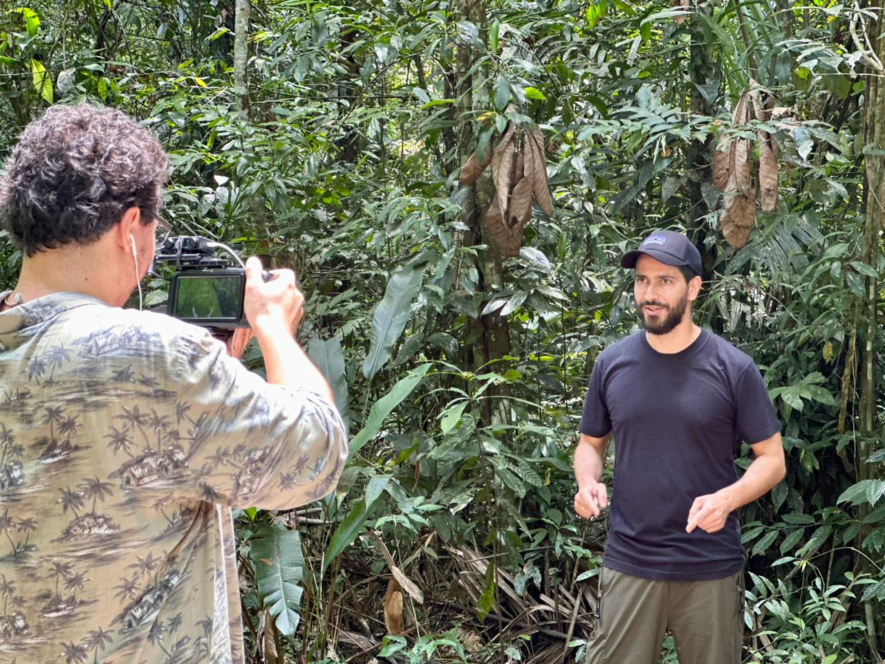 A imagem mostra Ronaldo Lemos gravando na Amazônia